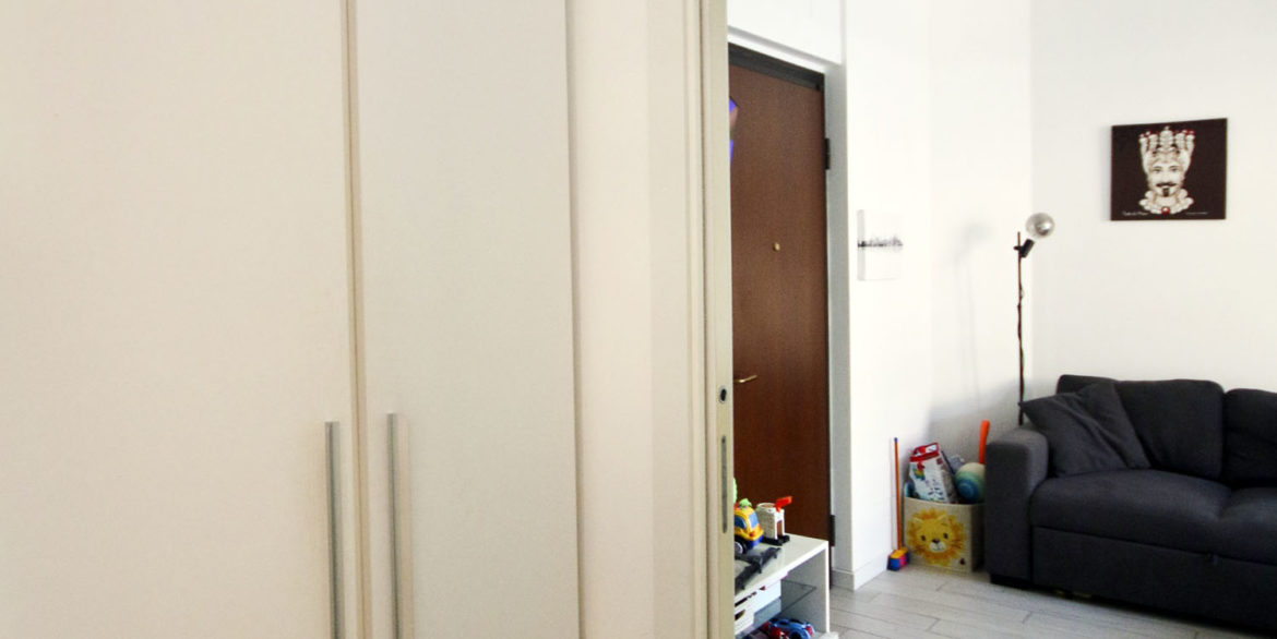 6 - DISIMPEGNO CON ARMADIO