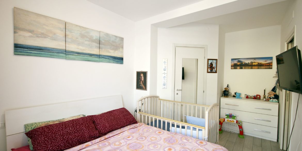 8 - CAMERA CON CABINA ARMADI