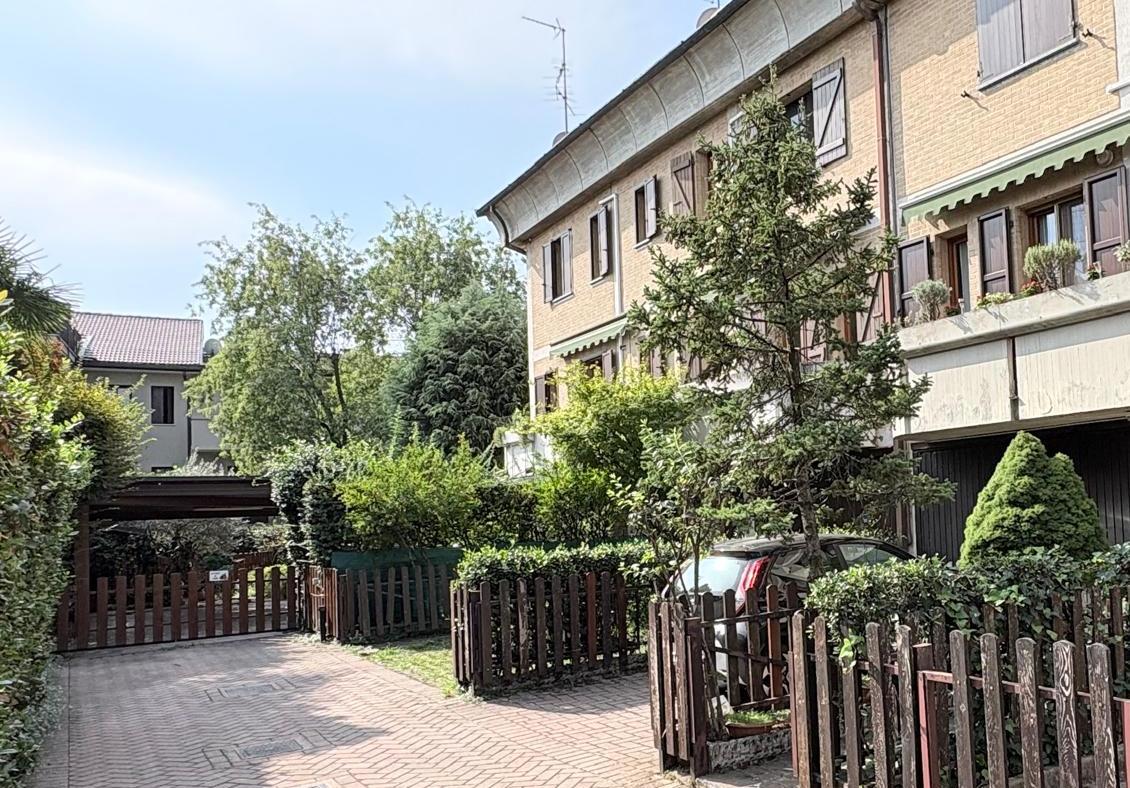 VILLA A SCHIERA